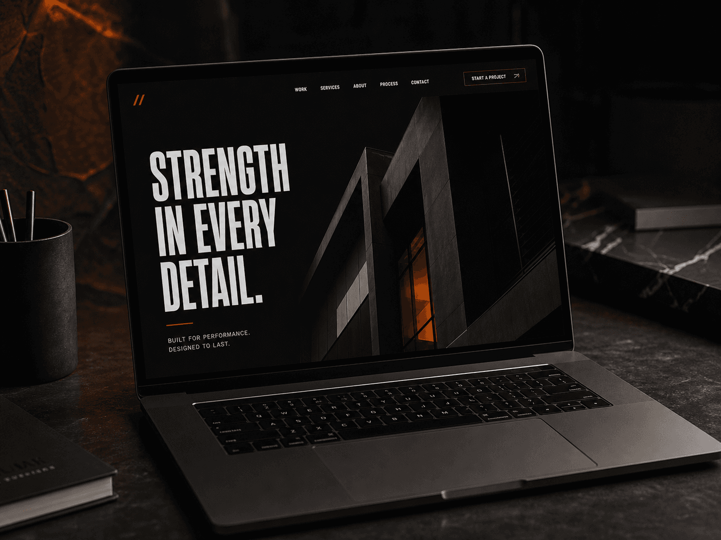Sitio web premium de marca mostrado en una laptop oscura